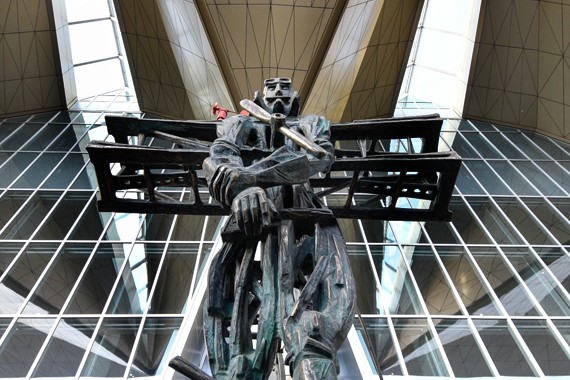 La scultura Aviatore all'ingresso di Pulkovo. Terminal arrivi
