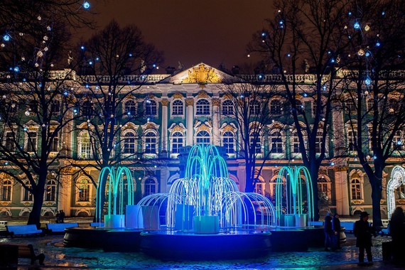 La fontana luminata nel Giardino di Palazzo d'inverno. 2018