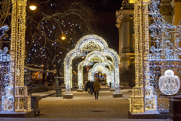 Saltykovskiy skver con gli archi illuminosi Capodanno San Pietroburgo