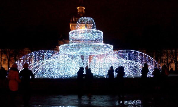 La fontana invernale a Giardino Alexandrovsky San Pietroburgo
