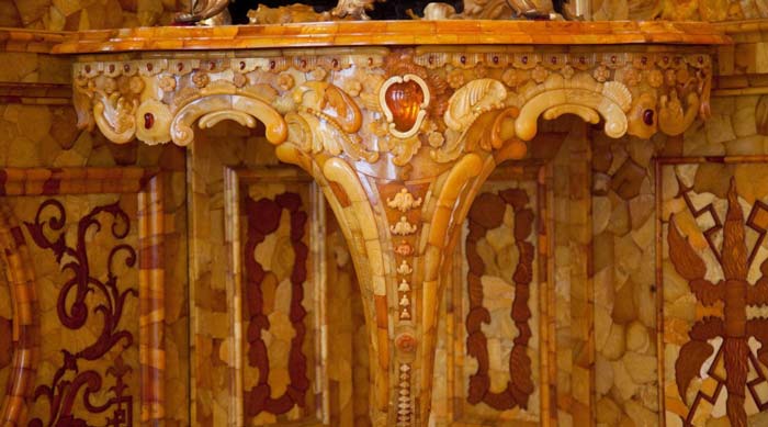 Tavolino ambrato, Pallazzo di Caterina