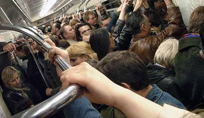 Vagoni affollati metro San Pietroburgo