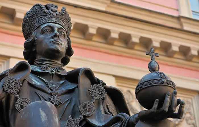 Il monumento all'imperatore Paolo I: castello Mikhaylovskij San Pietroburgo